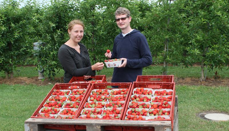 Beerenexpertin Alexandra Richter und Betriebsleiter Burghard Hein.