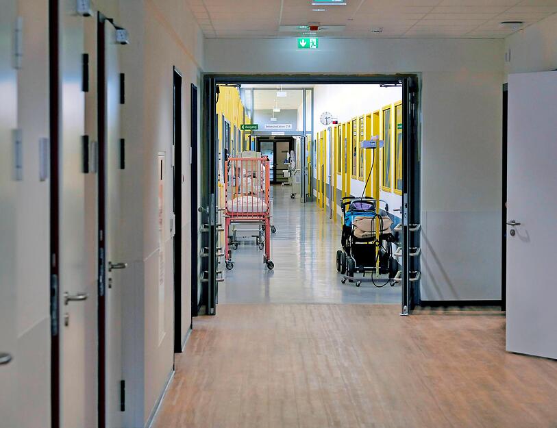 Bedingung für den Level-1-Standard eines Perinatalzentrums: Der Entbindungsbereich, Intensivstation (im Bild) und Station müssen möglichst aneinander liegen. 
Bei der Einstufung war das SLK-Perinatalzentrum auch bisher schon Level 1 – das heißt, Frühgeborene unter 1250 Gramm Geburtsgewicht können behandelt werden sowie Kinder, die vor der 29. Schwangerschaftswoche zur Welt kommen. Für Level 1 muss die ärztliche Versorgung rund um die Uhr gewährleistet sein, außerdem muss beim Personalschlüssel eine Pflegekraft je Frühgeborenen verfügbar sein.