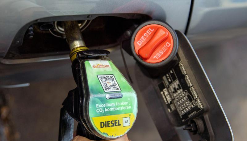 Dieselkraftstoff wird derzeit mit nur 47,04 Cent pro Liter besteuert. Dafür ist die Kfz-Steuer höher als beim Benzin. Dieselkraftstoff wird derzeit mit nur 47,04 Cent pro Liter besteuert. Dafür ist die Kfz-Steuer höher als beim Benzin.
