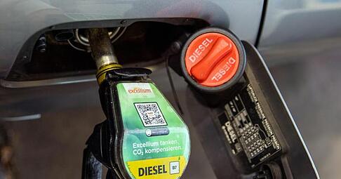 Dieselkraftstoff wird derzeit mit nur 47,04 Cent pro Liter besteuert. Dafür ist die Kfz-Steuer höher als beim Benzin. Dieselkraftstoff wird derzeit mit nur 47,04 Cent pro Liter besteuert. Dafür ist die Kfz-Steuer höher als beim Benzin.