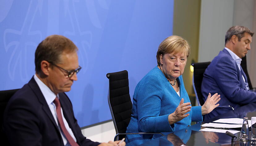 Michael Müller (SPD, l-r), Regierender Bürgermeister von Berlin und Vorsitzender der Ministerpräsidentenkonferenz, Bundeskanzlerin Angela Merkel (CDU) und Markus Söder (CSU), Ministerpräsident von Bayern, geben nach der Ministerpräsidentenkonferenz eine Pressekonferenz. Foto: dpa