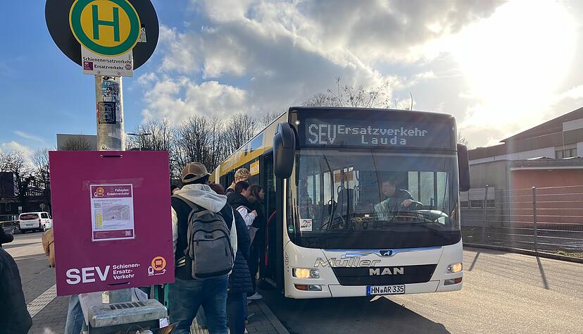 Der Schienenersatzverkehr zwischen Heilbronn und Osterburken ist am Samstag gestartet. Die zwei Gelenkbusse im Einsatz sind am Nachmittag gut gef&uuml;llt.