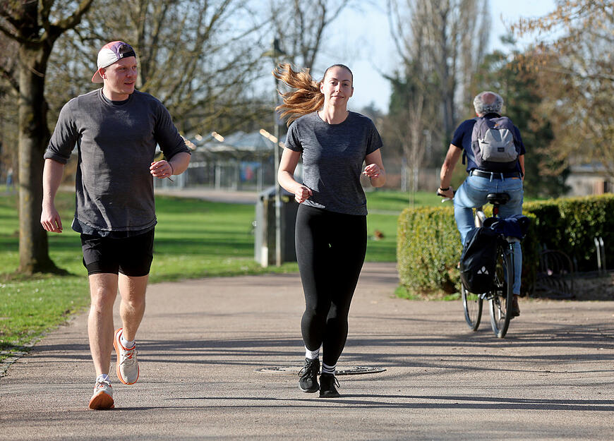 Jogger und Spazierg&auml;nger genie&szlig;en die Sonne im Wertwiesenpark.
