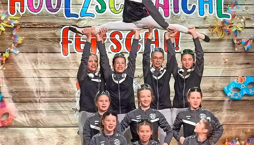 Fast bis zum Himmel reicht die menschliche Pyramide, die junge Frauen des SV Westernhausen bauen. Schlie&szlig;lich lautet das Faschingsthema &bdquo;Weltall&ldquo;.