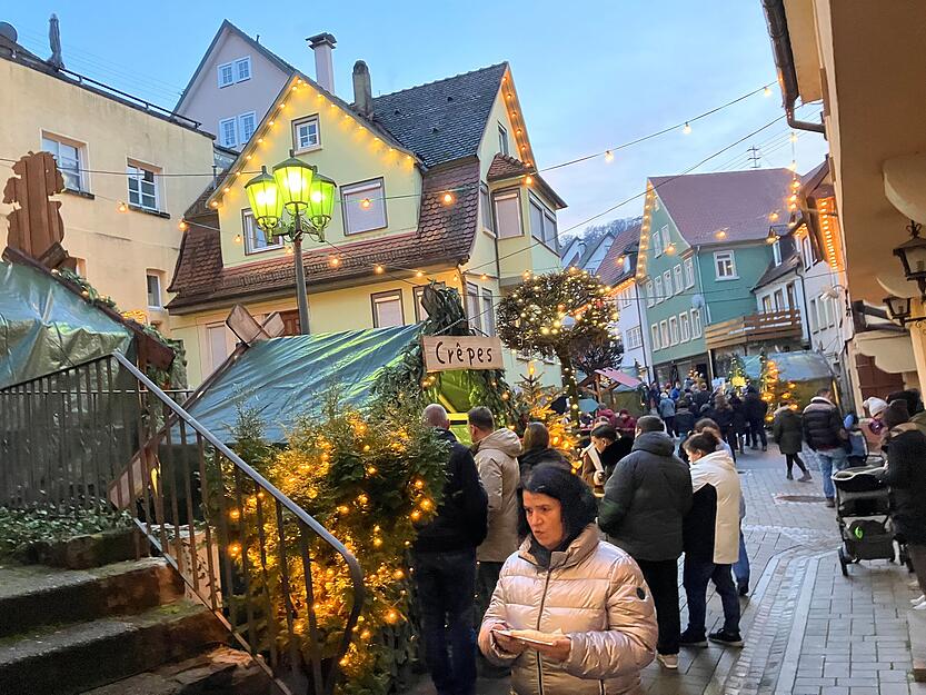 Durch Forchtenberg führt am ersten Wochenende ein Rundweg durch enge Gassen über den Weihnachtsmarkt.