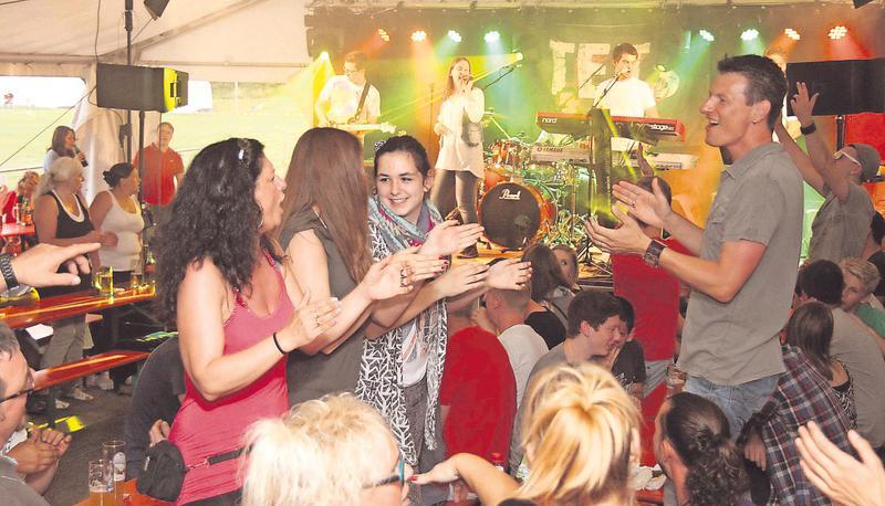 Ausgelassen wird am Pfingstsamstag im Zelt gefeiert: Die Partyformation Die Tets macht Stimmung beim Untersteinbacher Pfingstturnier
Foto: Oliver F&auml;rber