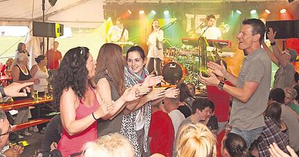 Ausgelassen wird am Pfingstsamstag im Zelt gefeiert: Die Partyformation Die Tets macht Stimmung beim Untersteinbacher Pfingstturnier
Foto: Oliver F&auml;rber