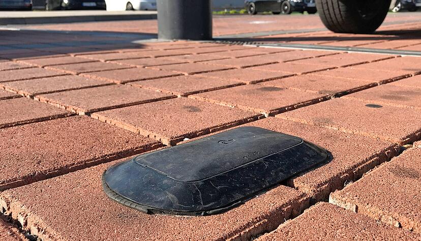 Unter der Abdeckung befindet sich ein Sensor, der die Parkdauer erfasst. Der Lidl-Markt in der Neckarsulmer Straße in Heilbronn nutzt die neue Technik. Foto: Adrian Hoffmann Unter der Abdeckung befindet sich ein Sensor, der die Parkdauer erfasst. Der Lidl-Markt in der Neckarsulmer Straße in Heilbronn nutzt die neue Technik. Foto: Adrian Hoffmann