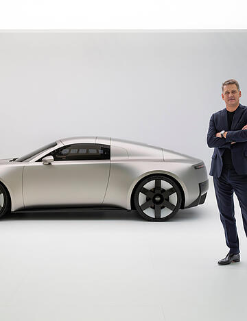 Audi-Chef Gernot D&ouml;llner an der Studie Concept C. 2027 startet die Serienversion des Elektro-Sportwagens.