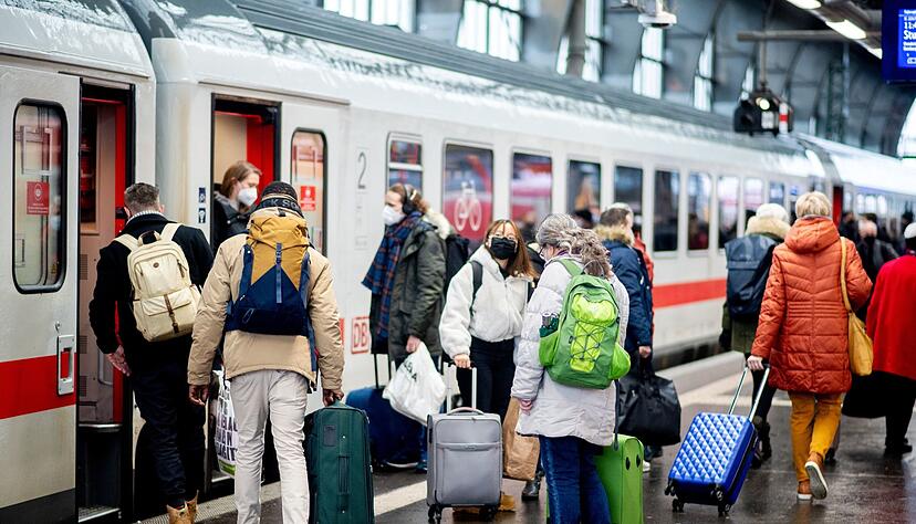 Für die Weihnachtszeit hat das Rennen
um die besten Sitzplätze begonnen. Die Bahn kündigt Sonderzüge an. Für die Weihnachtszeit hat das Rennen
um die besten Sitzplätze begonnen. Die Bahn kündigt Sonderzüge an.