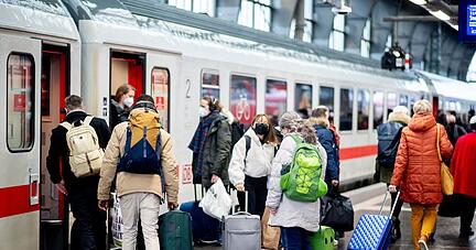 Für die Weihnachtszeit hat das Rennen
um die besten Sitzplätze begonnen. Die Bahn kündigt Sonderzüge an.
