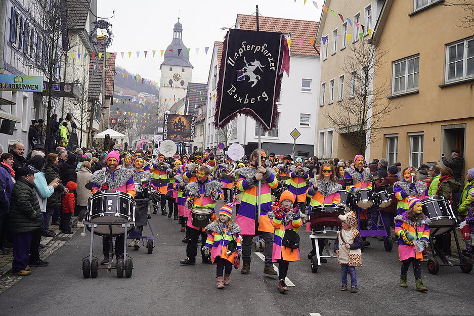 Festumzug in D&ouml;rzbach: Zuschauer genie&szlig;en den traditionellen Fr&uuml;hjahrspferdemarkt