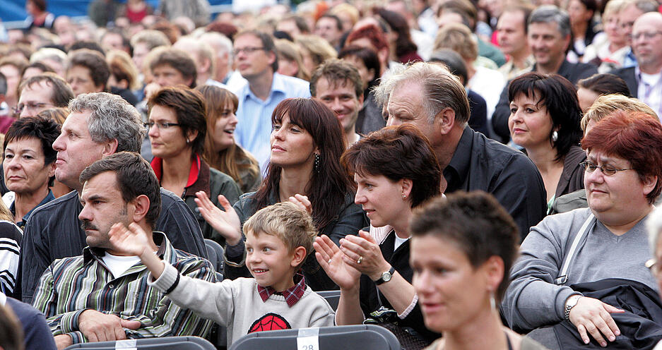 2007: Begeisterte Fans lauschen dem irischen Barden Chris de Burgh im Wertwiesenpark Heilbronn.