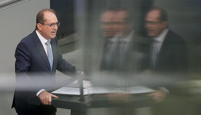 Zum Schutz gegen illegale Drohnen&uuml;berfl&uuml;ge plant Innenminister Alexander Dobrindt (CSU) eine Gesetzesreform. (Archivbild)