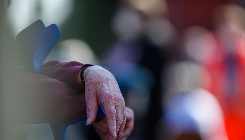 Einsamkeit oder soziale Isolation erhöhen das Risiko, an bestimmten Erkrankungen zu sterben. Einsamkeit oder soziale Isolation erhöhen das Risiko, an bestimmten Erkrankungen zu sterben.