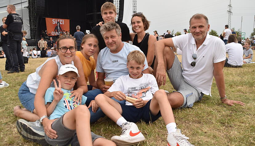 Hat zu acht den Rasen vor der Bühne unter sich aufgeteilt: Familie Scheper um Vater Frank (Mitte)