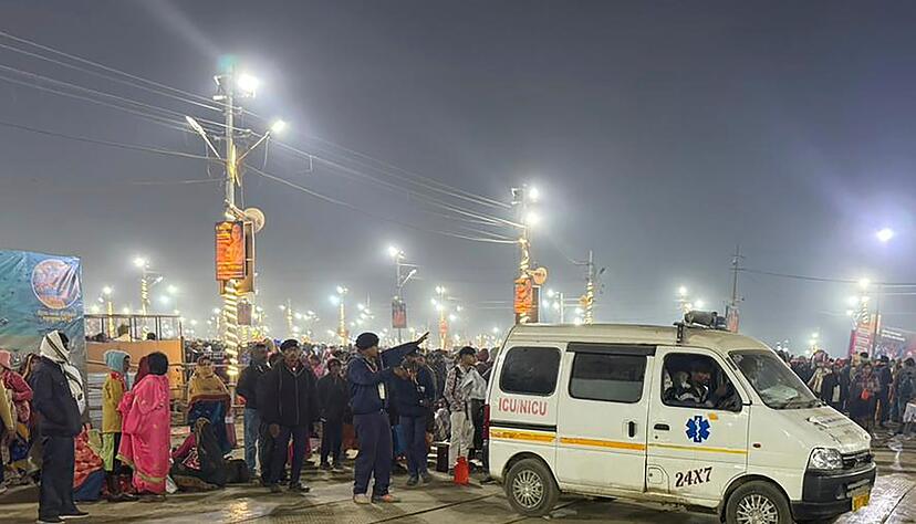 Ein Krankenwagen verl&auml;sst den Ort einer Massenpanik beim weltgr&ouml;&szlig;ten Pilgerfest in Indien. (Foto aktuell)