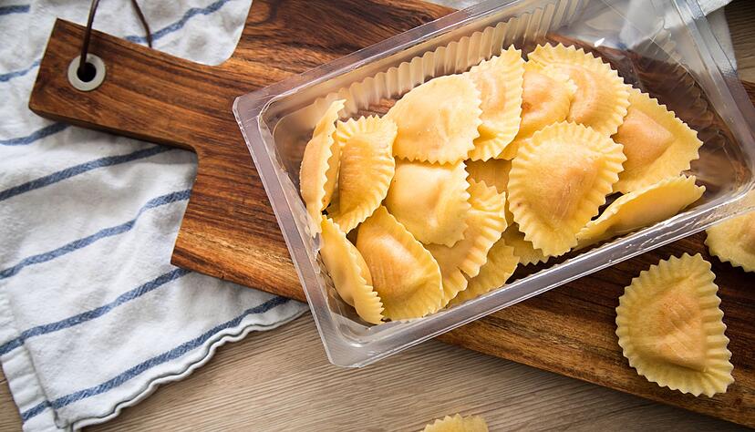 Im Kühl-Regal gibt es verschiedene frische Pasta, etwa auch Ravioli. Die sind nach ein paar Minuten gar oder braun gebraten und können dann einfach mit in die Pfanne.