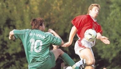Eine hohe Niederlage gab es am Sonntag für die SG Bad Wimpfen: Der SC Ilsfeld – hier mit Steffen Zwink (links) gegen Philipp Abend – behielt mit 4:0 die Oberhand. Dennoch verteidigte der Tabellenführer den Platz an der Sonne.Foto: Alexander Bertok Eine hohe Niederlage gab es am Sonntag für die SG Bad Wimpfen: Der SC Ilsfeld – hier mit Steffen Zwink (links) gegen Philipp Abend – behielt mit 4:0 die Oberhand. Dennoch verteidigte der Tabellenführer den Platz an der Sonne.Foto: Alexander Bertok