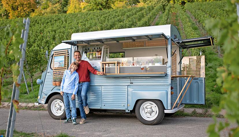 Mathias Haag mit seinem Sohn Robert an "Roberts Rollender Weinbar", mit der der kreative Heilbronner Weingärtner nun durch die Lande tourt. Mathias Haag mit seinem Sohn Robert an "Roberts Rollender Weinbar", mit der der kreative Heilbronner Weingärtner nun durch die Lande tourt.