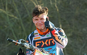 Daumen hoch nach zwei Einzelsiegen und dem Titel in der MX1: Noah Ludwig.