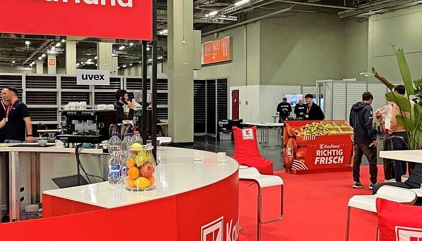 Am Stand von Kaufland und Schwarz Digits haben sich die Wintersportler informiert - und in der riesigen Obst-Kiste zugreifen dürfen.