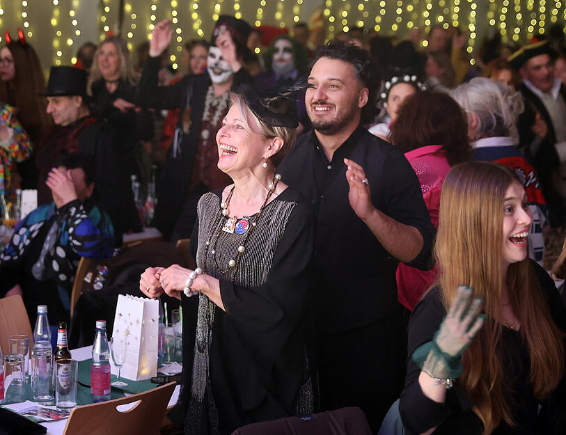 Die G&auml;ste feiern bei der Prunksitzung der Carneval-Gesellschaft Heilbronn mit.