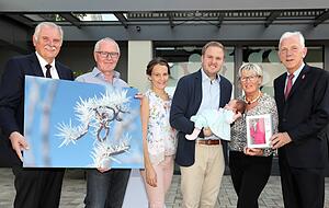 Weinbaupräsident Hermann Hohl (l.) und Oberbürgermeister Harry Mergel (r.) gratulieren Seniorchef Franz Bauer, Julia und Alexander Bauer mit Töchterchen Lina, sowie Seniorchefin Monika Bauer zum neuen Gästehaus.