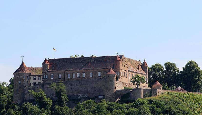 Mit ihren Wehrtürmen kündet die Burg noch von mittelalterlichem Trotz. Im Kontrast dazu stehen Renaissance-Elemente aus dem 16. Jahrhundert, als die Fugger die Stettenfels zu einem repräsentativen Schloss umbauen ließen. 
Foto: Archiv/Barth