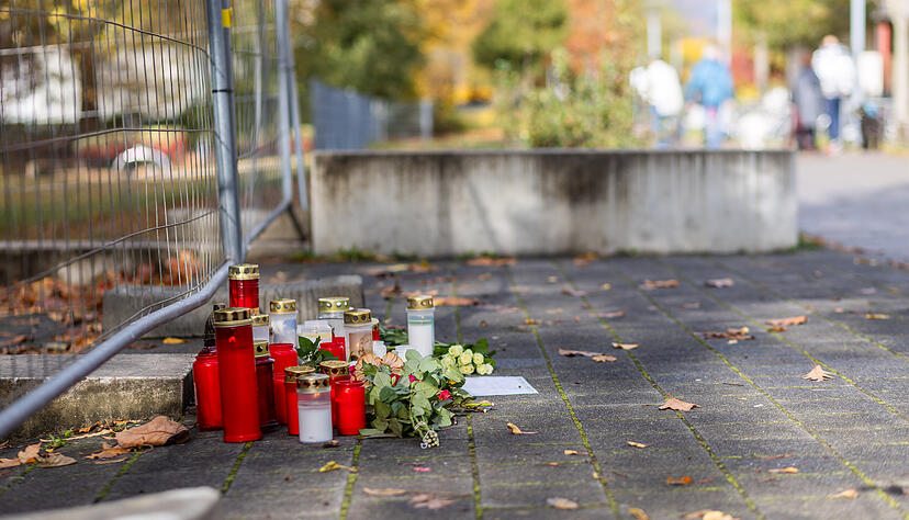 Die Ermittler sicherten einen Tag nach dem Verbrechen weiter Spuren in der Schule.
