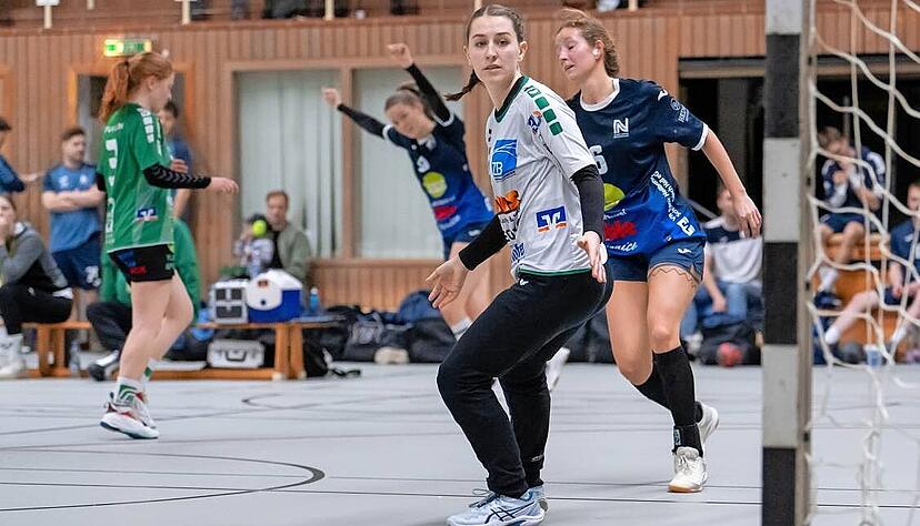 Ganz oft ging es für den TV Flein mit Torhüterin Vanessa Amon (in weiß) im Derby bei der Sport-Union Neckarsulm II viel zu schnell.
Foto: Christiana Kunz Ganz oft ging es für den TV Flein mit Torhüterin Vanessa Amon (in weiß) im Derby bei der Sport-Union Neckarsulm II viel zu schnell.
Foto: Christiana Kunz