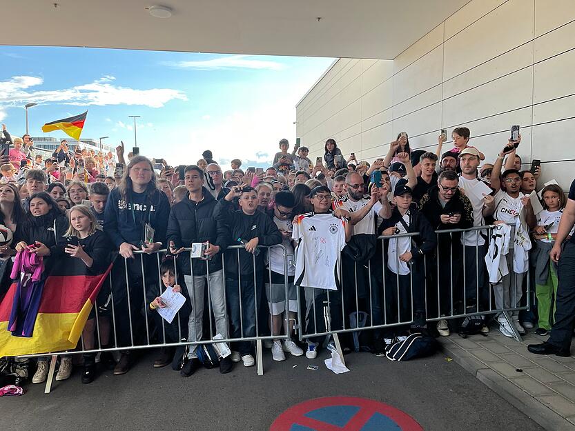 Teils von weit angereist: Fußball-Fans warten auf die deutsche Nationalmannschaft in Stuttgart. Teils von weit angereist: Fußball-Fans warten auf die deutsche Nationalmannschaft in Stuttgart.