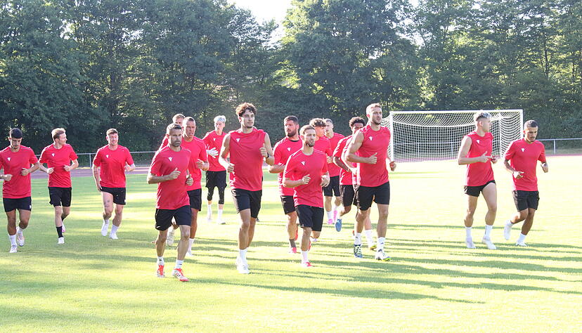 Erstes Warmlaufen der Spieler von Türkspor Neckarsulm für die Saison in der Fußball-Oberliga.