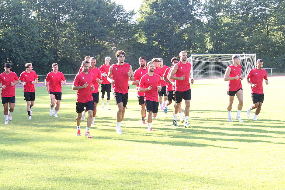 Erstes Warmlaufen der Spieler von Türkspor Neckarsulm für die Saison in der Fußball-Oberliga.