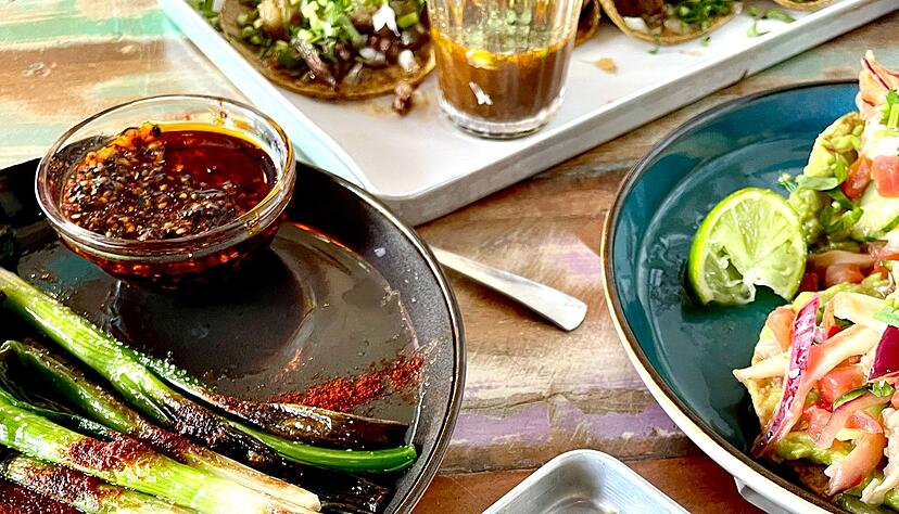 Eine bunte Auswahl an verschiedenen Tacos stehen im «Los Carnales» auf dem Tisch.