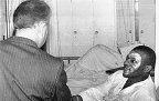 Ein US-Soldat, der das Feuer schwer verletzt überlebte, in einem Militärhospital.