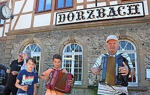 Glühender Verehrer der Jasttalbahn: Josef Heßlinger aus Laibach spielt mit Enkel Lasse bei der Eröffnungsfeier groß auf. Auch sein zweiter Enkel Emil freut sich. Glühender Verehrer der Jasttalbahn: Josef Heßlinger aus Laibach spielt mit Enkel Lasse bei der Eröffnungsfeier groß auf. Auch sein zweiter Enkel Emil freut sich.