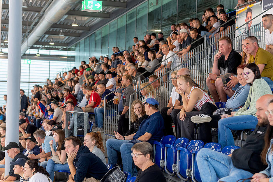 Fans verfolgen das &ouml;ffentliche Training der Heilbronner Falken auf der Haupttrib&uuml;ne.