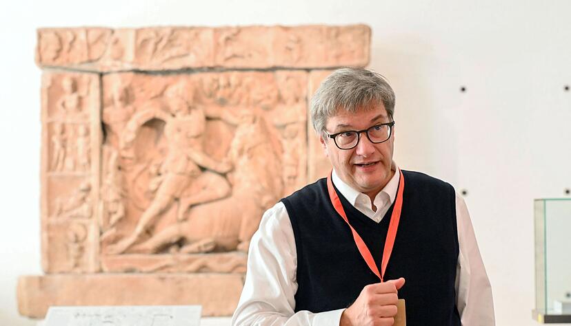 Museumsdirektor Eckart K&ouml;hne hat den Zeitplan im Blick. Das tonnenschwere Mithras-Kultrelief aus dem 2. Jahrhundert nach Christus d&uuml;rfte eine Herausforderung werden.