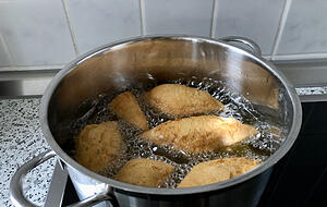 Zum Backen ein Kilo Pflanzenfett verwenden. Wenn sich um den Holzstiel des Kochlöffels Bläschen bilden, ist das Fett heiß genug und die Küchle dürfen rein. Zum Backen ein Kilo Pflanzenfett verwenden. Wenn sich um den Holzstiel des Kochlöffels Bläschen bilden, ist das Fett heiß genug und die Küchle dürfen rein.