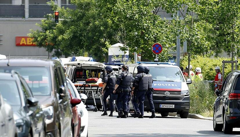 Einsatzkräfte stehen in der Nähe des Tatorts in Graz. Einsatzkräfte stehen in der Nähe des Tatorts in Graz.