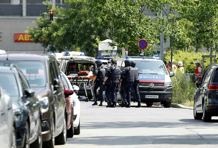 Einsatzkräfte stehen in der Nähe des Tatorts in Graz. Einsatzkräfte stehen in der Nähe des Tatorts in Graz.