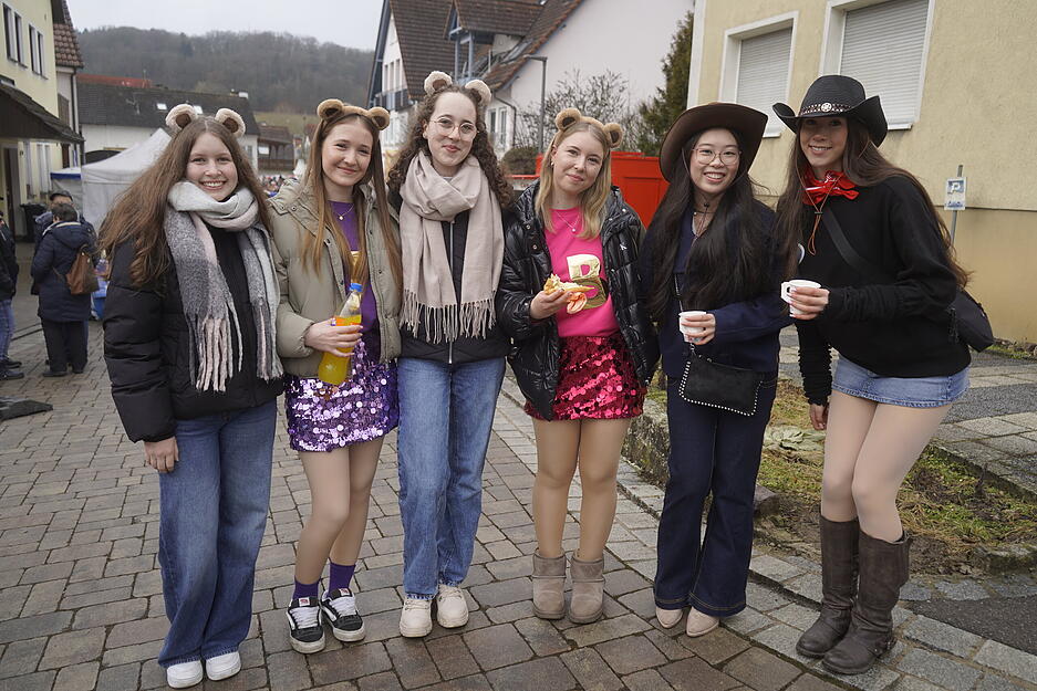 Besucher sind in Gruppen auf den Stra&szlig;en unterwegs.
