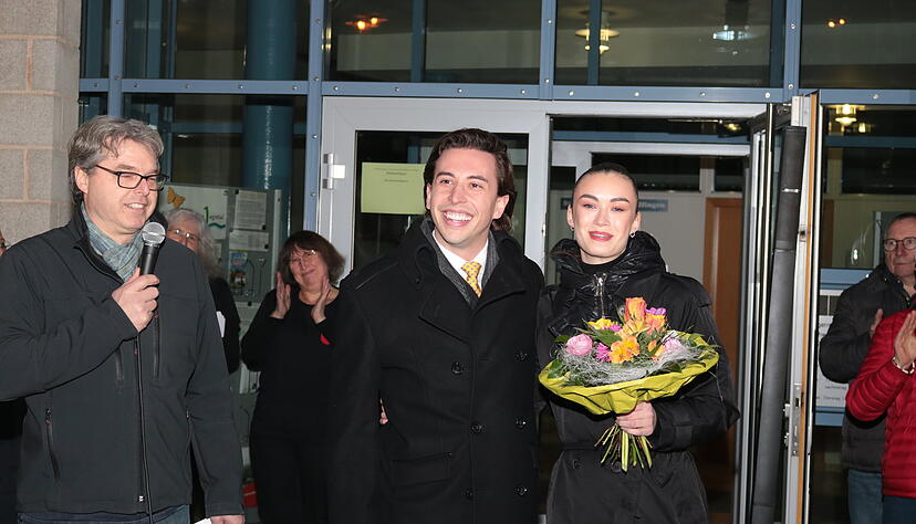Sören Döffinger (Bildmitte) wird der neue Bürgermeister in Mulfingen. Eine deutliche Mehrheit hat ihm die Stimme gegeben. Sören Döffinger (Bildmitte) wird der neue Bürgermeister in Mulfingen. Eine deutliche Mehrheit hat ihm die Stimme gegeben.