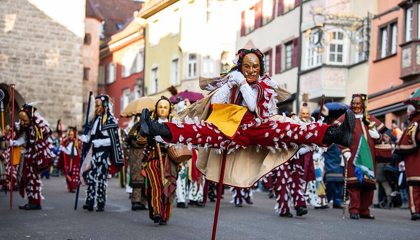 Die Narren in der ältesten Stadt Baden-Württembergs feiern wild den Fastnachtsmontag. Die Narren in der ältesten Stadt Baden-Württembergs feiern wild den Fastnachtsmontag.