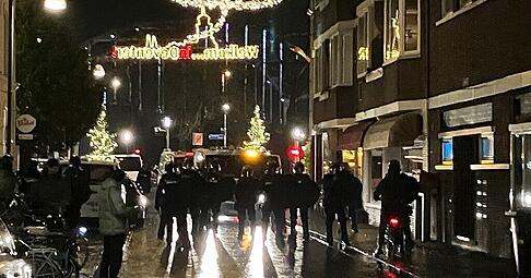 In Deventer war die Polizei sehr präsent. Fans bekamen das zu spüren. In Deventer war die Polizei sehr präsent. Fans bekamen das zu spüren.