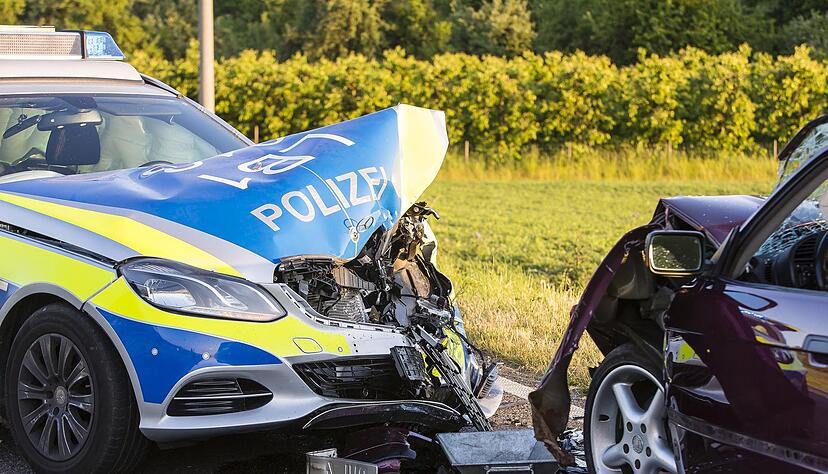 Schwerer Folgeunfall auf der B27 bei Kirchheim am Neckar. Gegen 19:13 ereignete sich auf der B27 ein Auffahrunfall. Die Feuerwehr sowie der Rettungsdienst wurden zu diesem Unfall hinzugezogen. Ein Streifenwagen der mit Sondersignal zu diesem Einsatz fuhr, krachte ca 200m vor der Unfallstelle frontal mit einem PKW auf der Gegenfahrbahn zusammen.
Nach ersten Informationen wurden 5 Personen verletzt.
Beim Auffahrunfall wurde einer Person ins Karnkenhaus eingeliefert, eine weitere verletzte Person musste nicht ins KH eingeliefert werden.
Beim Frontalzusammenstoß des Streifenwagens, wurden beide Beamten verletzt ins KH eingeliefert. 1 Person des unfallbeteiligten kam ebenfalls in die Klinik. / Kirchheim am Neckar, Baden-Württemberg, Germany, Europa Fotograf: 7aktuell.de/Schmalz Schwerer Folgeunfall auf der B27 bei Kirchheim am Neckar. Gegen 19:13 ereignete sich auf der B27 ein Auffahrunfall. Die Feuerwehr sowie der Rettungsdienst wurden zu diesem Unfall hinzugezogen. Ein Streifenwagen der mit Sondersignal zu diesem Einsatz fuhr, krachte ca 200m vor der Unfallstelle frontal mit einem PKW auf der Gegenfahrbahn zusammen.
Nach ersten Informationen wurden 5 Personen verletzt.
Beim Auffahrunfall wurde einer Person ins Karnkenhaus eingeliefert, eine weitere verletzte Person musste nicht ins KH eingeliefert werden.
Beim Frontalzusammenstoß des Streifenwagens, wurden beide Beamten verletzt ins KH eingeliefert. 1 Person des unfallbeteiligten kam ebenfalls in die Klinik. / Kirchheim am Neckar, Baden-Württemberg, Germany, Europa Fotograf: 7aktuell.de/Schmalz