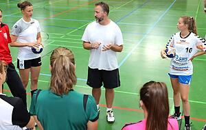 Runde Sache: Neckarsulms neuer Trainer Pascal Morgant (Mitte) muss die Mannschaft der Sport-Union nach einem Umbruch z&uuml;gig zu einem funktionierenden Kollektiv formen. Fotos: Matthias Heibel