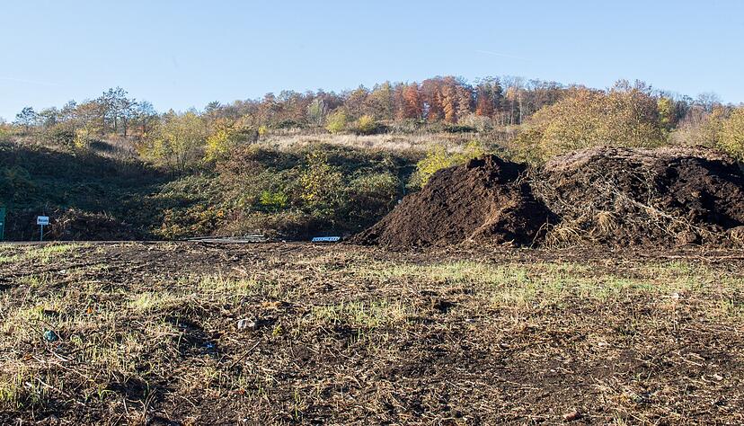 Nach dem Ausbau der ehemaligen Hausmülldeponie in Schwaigern-Stetten nimmt der Landkreis auch mäßig belastetes Material der Deponieklasse I an − ob aus Neckarwestheim oder Heilbronn.
Foto: Dennis Mugler Nach dem Ausbau der ehemaligen Hausmülldeponie in Schwaigern-Stetten nimmt der Landkreis auch mäßig belastetes Material der Deponieklasse I an − ob aus Neckarwestheim oder Heilbronn.
Foto: Dennis Mugler
