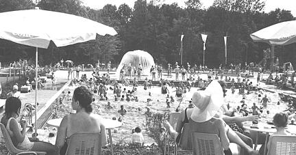 Als das Solefreibad 1973 eröffnet wurde, war alles noch ein bisschen kleiner, und es mussten zum Schwimmen teils Badekappen getragen werden. Als das Solefreibad 1973 eröffnet wurde, war alles noch ein bisschen kleiner, und es mussten zum Schwimmen teils Badekappen getragen werden.